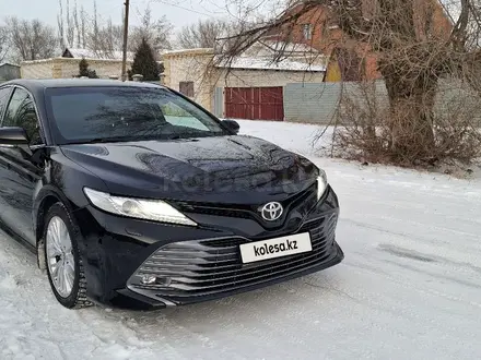 Toyota Camry 2019 года за 14 650 000 тг. в Семей – фото 2