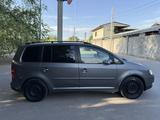 Volkswagen Touran 2005 года за 3 300 000 тг. в Алматы – фото 4