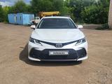 Toyota Camry 2021 года за 12 500 000 тг. в Уральск – фото 2