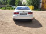 Toyota Camry 2021 года за 12 500 000 тг. в Уральск – фото 4
