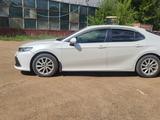 Toyota Camry 2021 года за 12 500 000 тг. в Уральск – фото 5