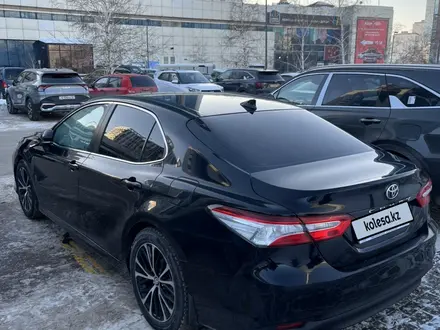 Toyota Camry 2018 года за 13 500 000 тг. в Астана – фото 3