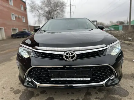 Toyota Camry 2016 года за 11 500 000 тг. в Уральск – фото 2