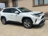 Toyota RAV4 2021 года за 15 500 000 тг. в Атырау – фото 2