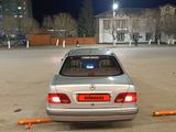 Mercedes-Benz E 200 1997 года за 2 100 000 тг. в Петропавловск – фото 2