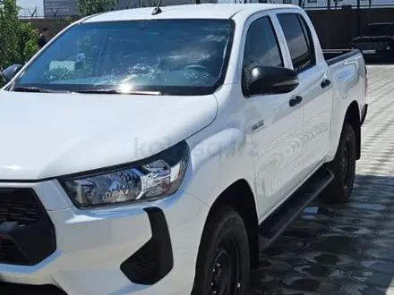 Toyota Hilux 2024 года за 21 000 000 тг. в Атырау