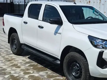 Toyota Hilux 2024 года за 21 000 000 тг. в Атырау – фото 2