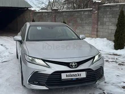 Toyota Camry 2022 года за 21 300 000 тг. в Алматы – фото 2