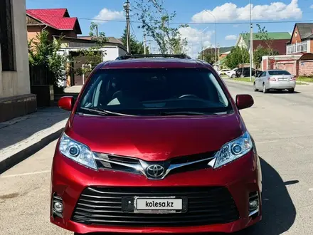 Toyota Sienna 2018 года за 10 000 000 тг. в Астана