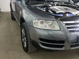 Volkswagen Touareg 2006 года за 6 700 000 тг. в Актобе