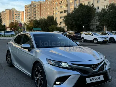 Toyota Camry 2018 года за 10 900 000 тг. в Астана