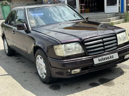 Mercedes-Benz E 220 1994 года за 1 600 000 тг. в Алматы