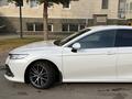 Toyota Camry 2021 года за 16 500 000 тг. в Алматы – фото 9