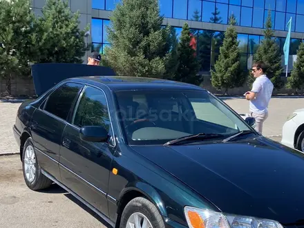 Toyota Camry 2000 года за 2 600 000 тг. в Караганда – фото 2