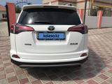 Toyota RAV4 2016 года за 11 800 000 тг. в Актау – фото 2