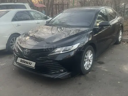 Toyota Camry 2019 года за 12 500 000 тг. в Алматы – фото 2