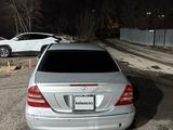 Mercedes-Benz C 230 2004 года за 2 700 000 тг. в Караганда – фото 2