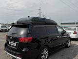 Kia Carnival 2017 года за 12 800 000 тг. в Шымкент – фото 2