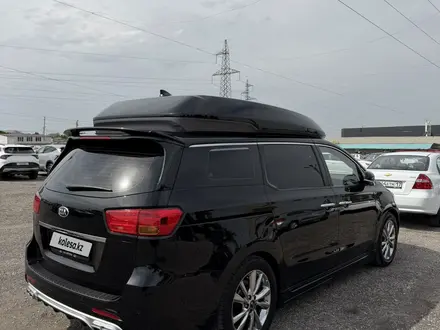 Kia Carnival 2017 года за 12 800 000 тг. в Шымкент – фото 2