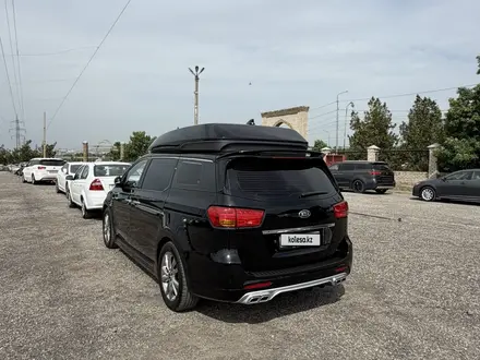 Kia Carnival 2017 года за 12 800 000 тг. в Шымкент – фото 4