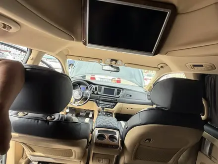 Kia Carnival 2017 года за 12 800 000 тг. в Шымкент – фото 7