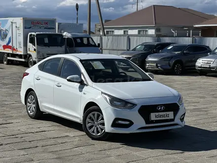 Hyundai Accent 2019 года за 7 300 000 тг. в Атырау – фото 2