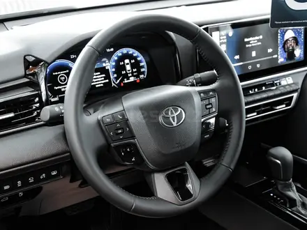 Toyota Camry Luxe 2026 года за 24 190 000 тг. в Уральск – фото 7
