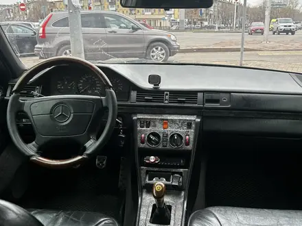 Mercedes-Benz E 320 1993 года за 2 300 000 тг. в Караганда – фото 3