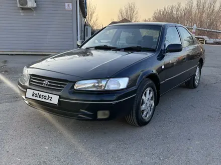 Toyota Camry 1998 года за 2 750 000 тг. в Алматы – фото 2