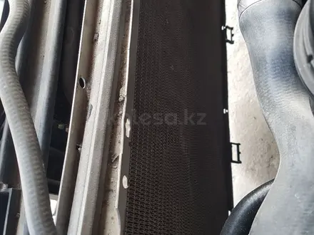 Основной радиатор на BMW E39 M54 530 за 45 000 тг. в Шымкент – фото 2