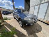 Volkswagen Touareg 2005 года за 5 000 000 тг. в Астана – фото 2