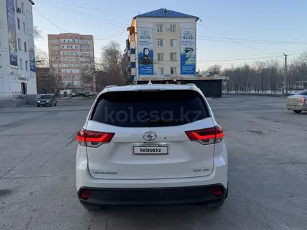 Toyota Highlander 2017 года за 12 000 000 тг. в Атырау – фото 4