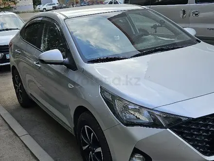 Hyundai Accent 2021 года за 8 300 000 тг. в Актобе – фото 2