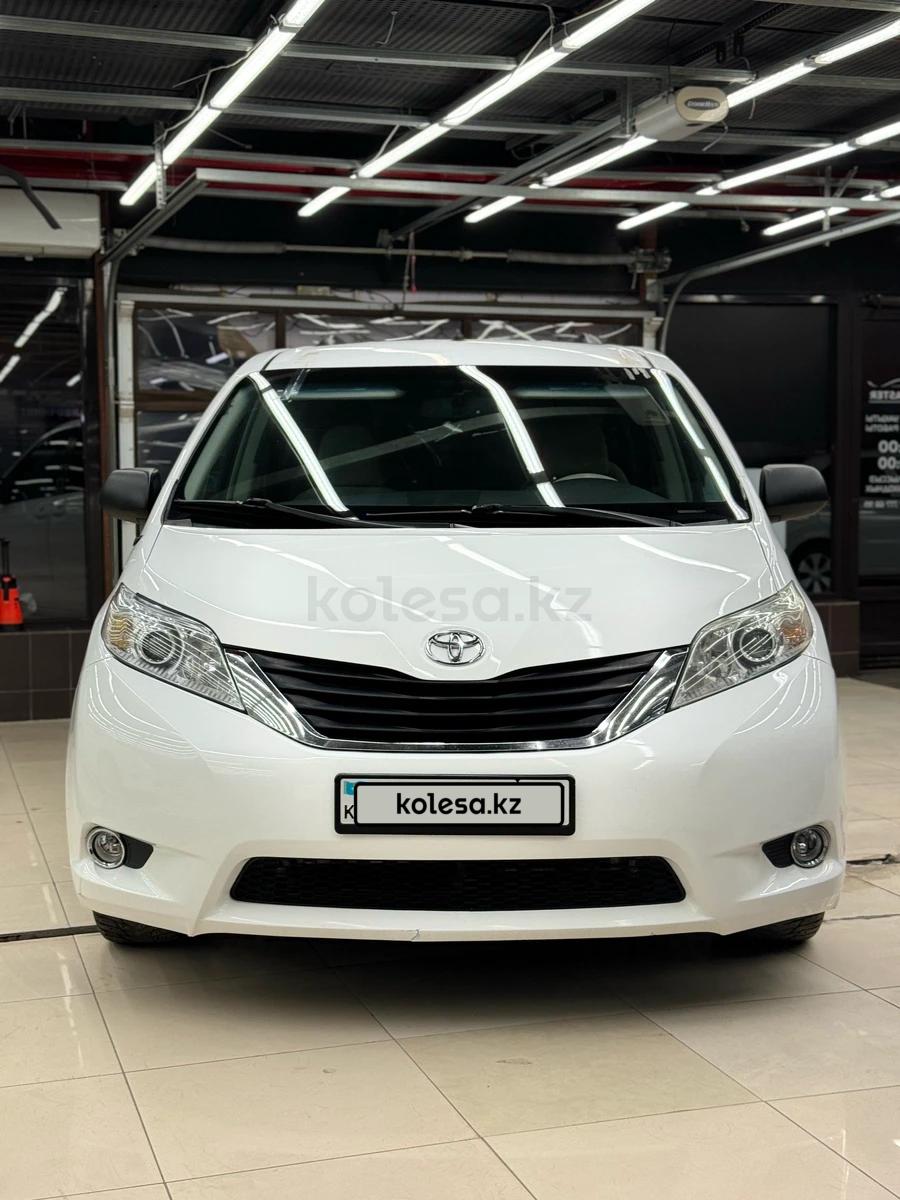 Toyota Sienna 2010 г.