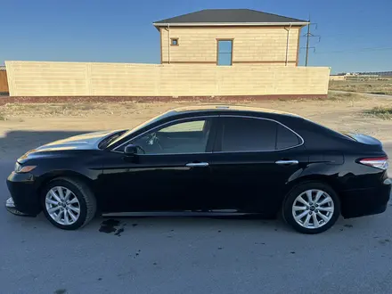 Toyota Camry 2018 года за 7 500 000 тг. в Актау – фото 2