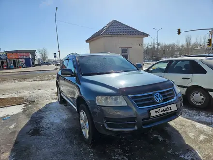 Volkswagen Touareg 2006 года за 5 900 000 тг. в Астана – фото 2