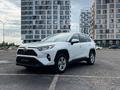 Toyota RAV4 2022 года за 15 500 000 тг. в Астана – фото 2