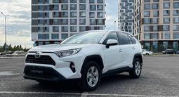 Toyota RAV4 2022 года за 15 500 000 тг. в Астана – фото 2