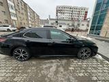 Toyota Camry 2019 года за 14 500 000 тг. в Актау – фото 4