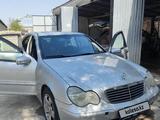 Mercedes-Benz C 200 2001 года за 2 900 000 тг. в Шымкент – фото 2