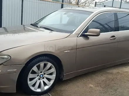 BMW 760 2003 года за 6 300 000 тг. в Атырау – фото 2