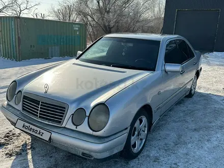 Mercedes-Benz E 320 1996 года за 2 300 000 тг. в Караганда – фото 2