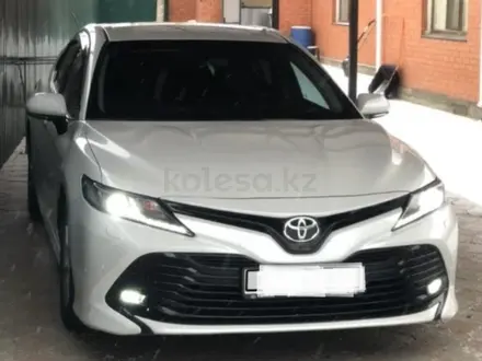 Toyota Camry 2018 года за 13 600 000 тг. в Актобе – фото 3