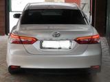 Toyota Camry 2018 года за 13 600 000 тг. в Актобе – фото 2