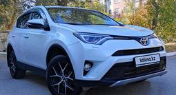 Toyota RAV4 2018 года за 12 850 000 тг. в Актобе – фото 5