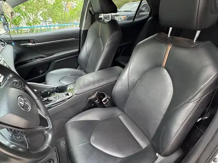 Toyota Camry 2020 года за 12 800 000 тг. в Семей – фото 5