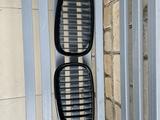 Решетка радиатора Бмв Е60 за 15 000 тг. в Актобе – фото 2