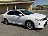 Toyota Camry 2015 года за 11 000 000 тг. в Атырау – фото 2