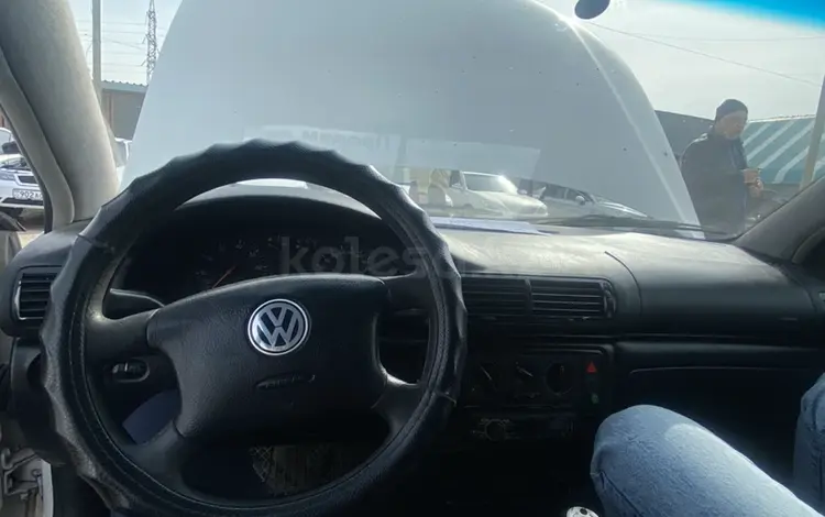 Volkswagen Passat 2000 годаfor1 400 000 тг. в Шымкент