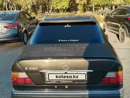 Mercedes-Benz E 220 1994 года за 2 100 000 тг. в Актобе – фото 4